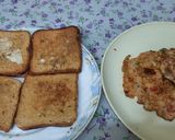 A picture of step 5 of Schezwan chutney brown Bread 🍞 tomato 🍅 onion omellete.