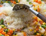 Foto langkah ke 6 dari resep Bihun Goreng Singapore.