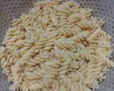 Foto langkah ke 1 dari resep Spicy Fusilli Taburan Keju.
