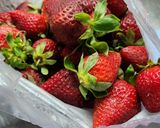 Foto del paso 1 de la receta: Postre Súper Fácil que nunca pasa de moda, frutillas con crema