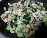 Foto del paso 2 de la receta Salteado de champiñones y calabacín