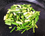 Foto del paso 2 de la receta: Arroz con carrillada, ajos tiernos y espárragos trigueros