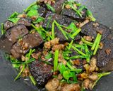 รูปขั้นตอนการทำที่ 4 ของ เลือดหมูผัดขึ้นฉ่าย