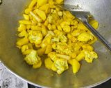 फूलगोभी आलू की भुजिया(fulgobhi alu ki bhujiya recipe in hindi) रेसिपी चरण 2 फोटो