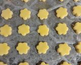 Foto langkah ke 3 dari resep Garlic cheese cookies.