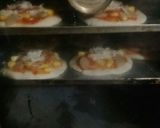 Foto langkah ke 5 dari resep Pizza mini homemade.