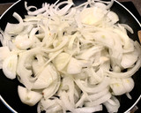 Foto del paso 2 de la receta: Salchichas con cebolla y cerveza al horno