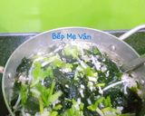 Hình bước làm 3 của món Canh rong biển khô nấu nấm kim châm và thịt bằm