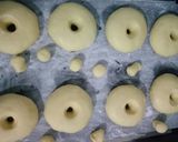 Foto langkah ke 4 dari resep Donat Maizena.