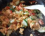 Foto langkah ke 4 dari resep Scramble Egg Tomat Timun.