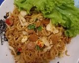 Foto langkah ke 7 dari resep Mie goreng sosis telur mumer.