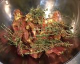 Une image de l'étape 1 de Araignée de porc marinée thym,citron et poivre vert frais & sautée tomates et oignon.
