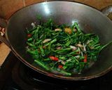 Foto langkah ke 4 dari resep Cah kangkung teri.