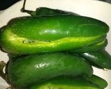 Foto del paso 1 de la receta: Chiles horneados rellenos de queso y envueltos en tocino