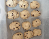Foto del paso 4 de la receta: Bollitos de leche con pepitas de chocolate