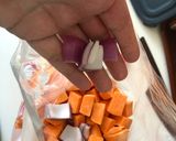 Édesburgonya sült lila hagymával recept fázis 3 fotója