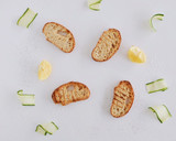 Foto del paso 2 de la receta: Tostadas de Aguacate y Pepino