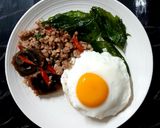 รูปขั้นตอนการทำที่ 3 ของ Special Simple Food 😊"Stir Fried Century Egg with Crispy Basil"
