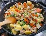 Une image de l'étape 22 de Poulet aux carottes, panais, petits pois et pommes de terre.