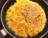 Foto del paso 5 de la receta: Tortilla de patatas y alcachofa con huevos de gallina araucana