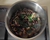 Foto del passaggio 8 della ricetta Minestra di ceci neri funghi pioppini e castagne