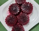 A picture of step 5 of Black currant ice discs.