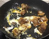 รูปขั้นตอนการทำที่ 3 ของ ไข่ขยี้หมูกรอบ