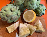 Foto del paso 1 de la receta: Alcachofas hervidas con ajos, perejil y piñones