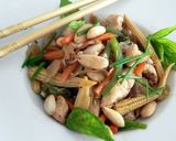 Une image de l'étape 1 de Poulet aux amandes et légumes asiatiques.