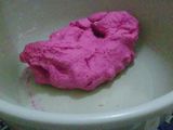 Donat buah naga merah