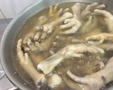 Foto langkah ke 2 dari resep Dried bok choy soup with chicken feet.