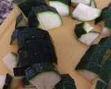 Foto del passaggio 1 della ricetta Pasta con zucchine piselli e pancetta
