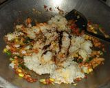 Foto langkah ke 5 dari resep *Nasi goreng sayur*.