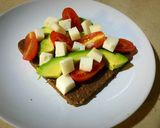 Foto del paso 4 de la receta Pan alemán, aguacate, queso y tomate