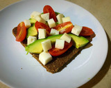 Foto del paso 4 de la receta: Pan alemán, aguacate, queso y tomate