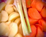 Hình bước làm 1 của món Đuôi Heo Hầm Kiểu Bò Kho