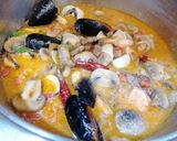 Foto del passaggio 1 della ricetta Paccheri con sugo di pesce e funghi