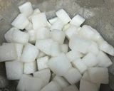 Hình bước làm 2 của món Củ Cải Trắng Ngâm Chua Ngọt Màu Củ Dền