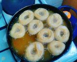 A picture of step 6 of Doughnuts with rosemary and cardamom flavour.