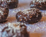 Foto del paso 2 de la receta: Bombones de dátil con coco y avellanas