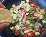 Foto del paso 3 de la receta: Verduritas al ajillo con Gambas y Gulas