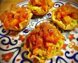 Foto del paso 4 de la receta: Cestas de guacamole con salmón marinado
