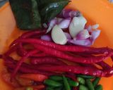 Foto langkah ke 2 dari resep Tumis Bunga dan Daun Pepaya.