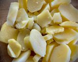 Foto del paso 1 de la receta Ensalada de langostinos al ajillo con patata y huevo duro