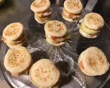 Une image de l'étape 5 de Brochettes de minis blinis au saumon fumé concombre et crème à l aneth.