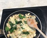 A picture of step 3 of Pasta with blue cheese, spinach and mushrooms.