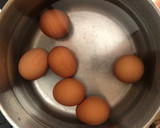 Foto del paso 1 de la receta: Huevos rellenos al horno 🥚