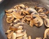 Une image de l'étape 3 de Tarte aux champignons de Paris avec compotée d'oignons au café.