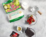 Foto langkah ke 1 dari resep Strawberry Iced Latte.