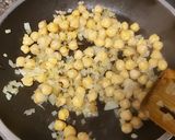 Foto del paso 2 de la receta: Garbanzos con cebolla y caballa